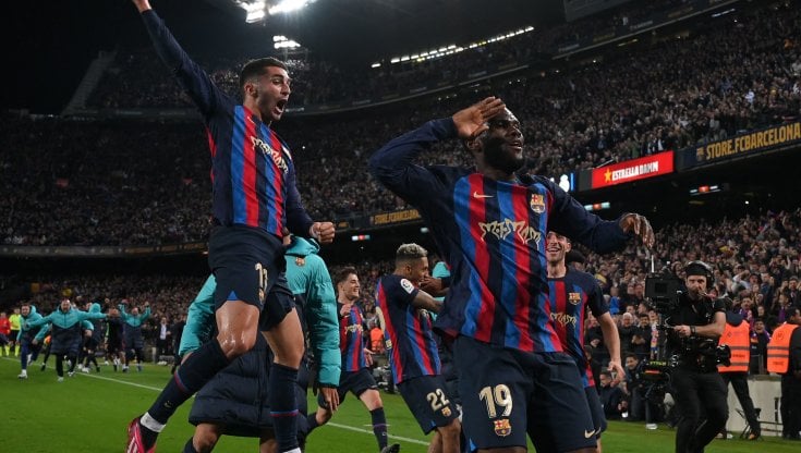 La festa del Barcellona dopo il gol di Franck Kessie al Real Madrid
