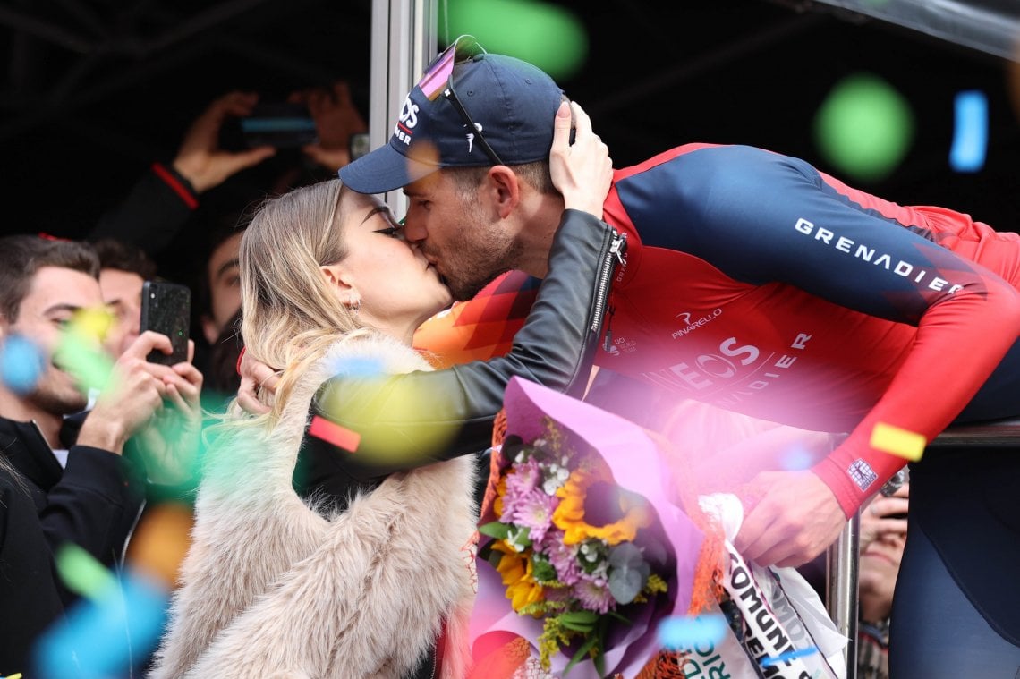 Il bacio di Filippo Ganna alla sua nuova fidanzata Alice Morandi