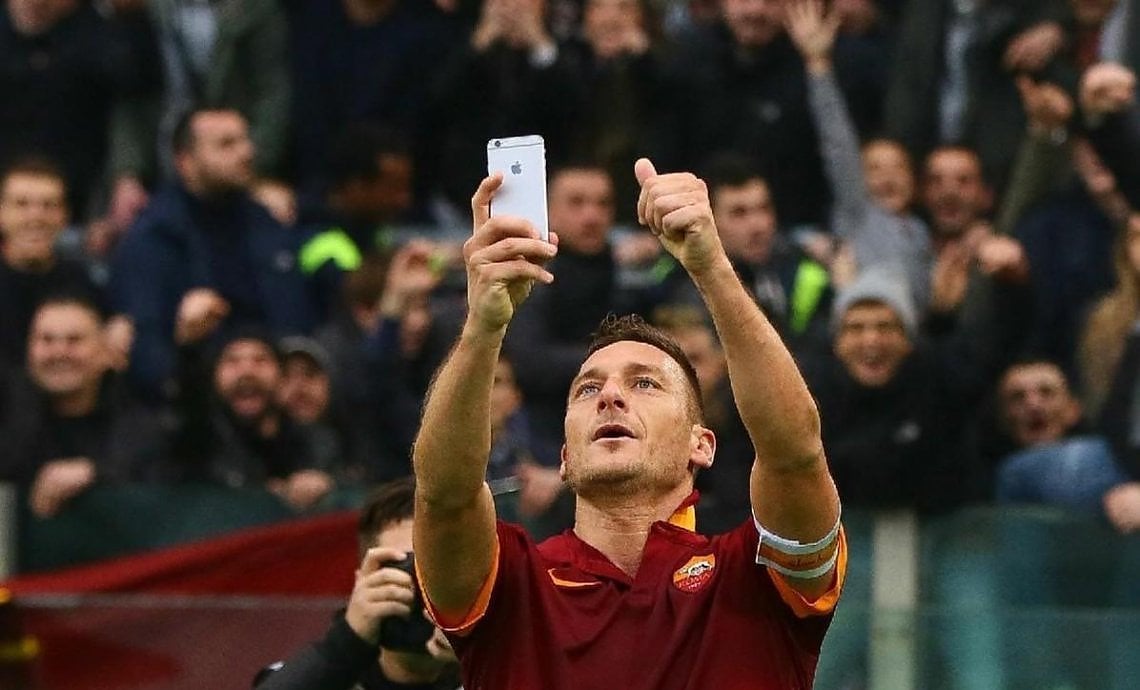 Il selfie di Francesco Totti sotto la Curva Sud nel 2015