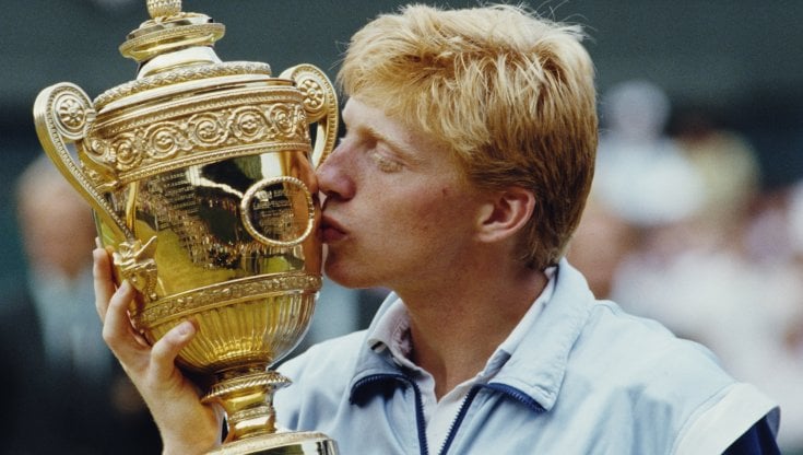 Boris Becker (55 anni) con il trofeo di Wimbledon nel 1985. getty images