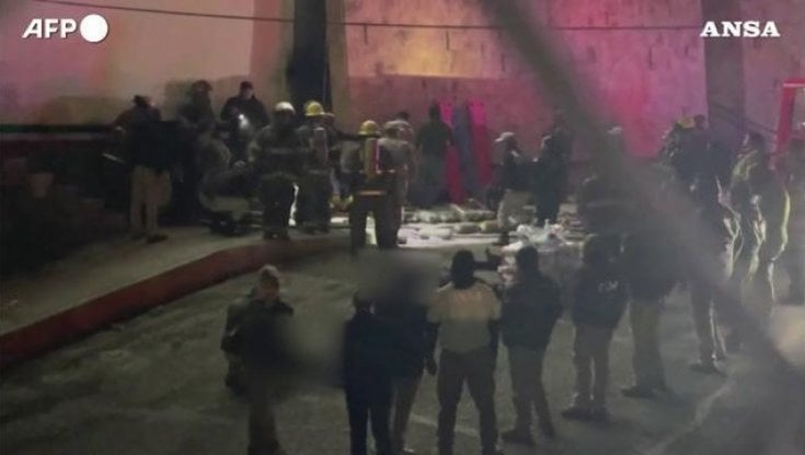 Messico, strage per un incendio nel centro migranti: identificati 8 agenti. I cancelli erano stati chiusi