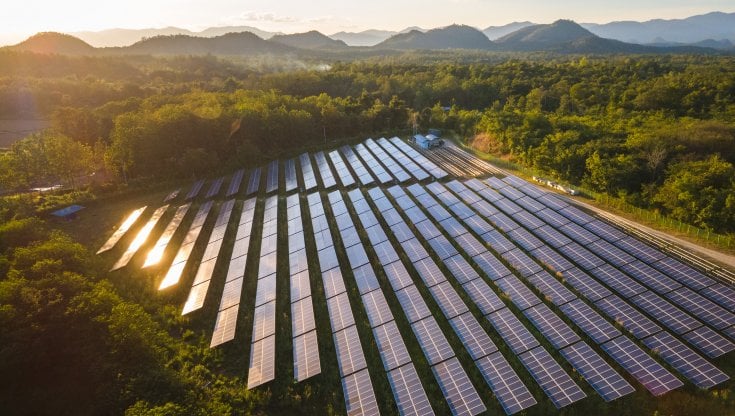 Ue, accordo sulla direttiva rinnovabili. Permessi più veloci, cresce il contributo delle fonti green. C'è anche il nucleare