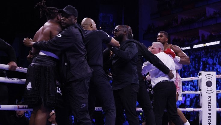 I momenti di tensione a fine match tra Joshua e Franklin