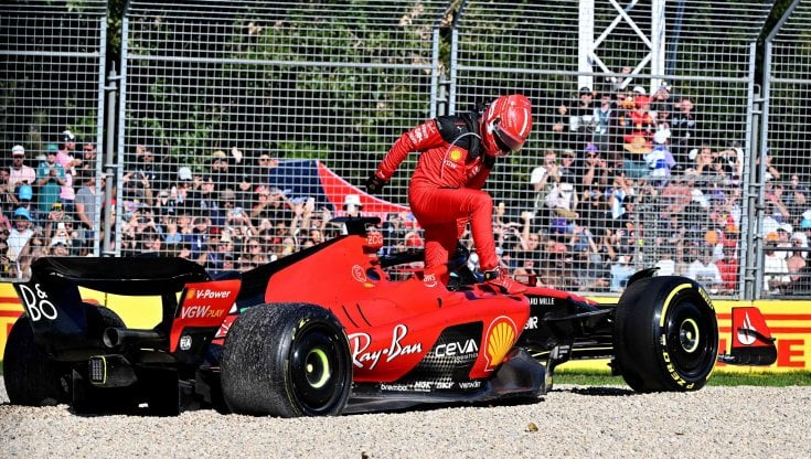 Leclerc scende dalla sua Ferrari