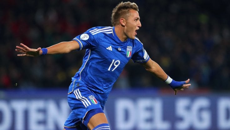 Retegui esulta dopo il gol segnato in Italia-Inghilterra