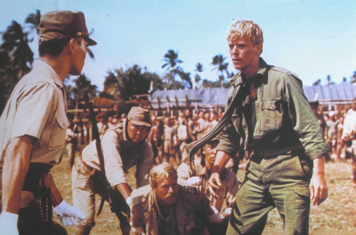 Ryuichi&nbsp;Sakamoto (di spalle) con David Bowie in una scena di 'Merry Christmas Mr. Lawrence'