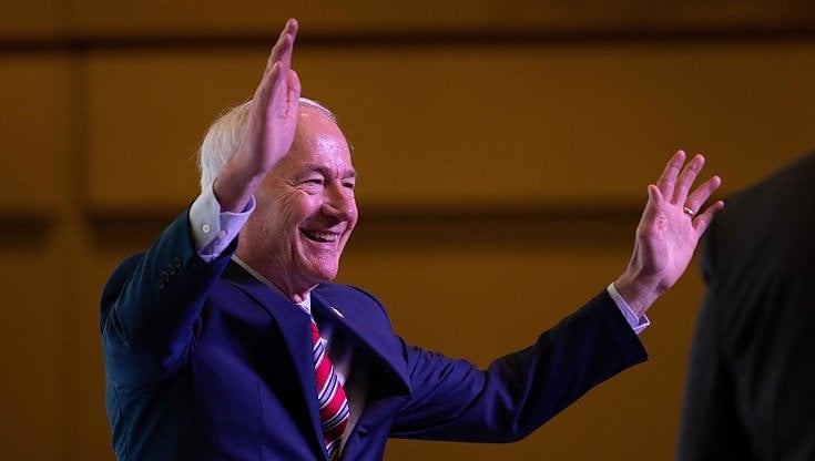 Usa, il repubblicano Hutchinson si candida per il '24 e chiede a Trump di mollare