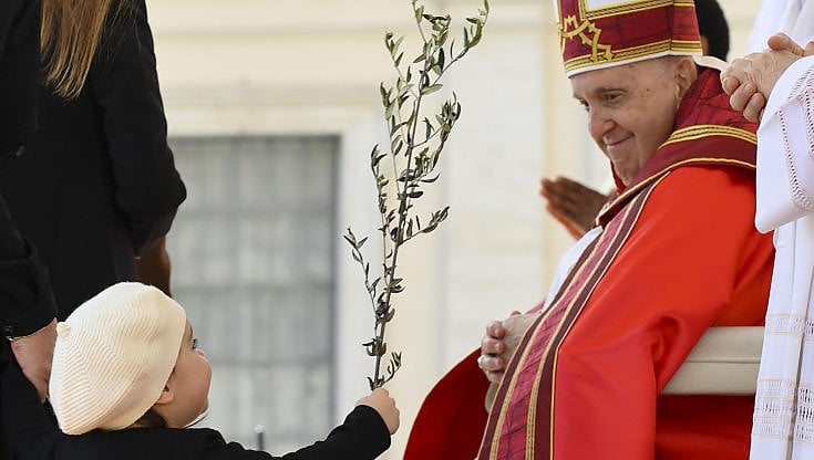 Papa Francesco domenica 2 aprile mentre celebra la Santa Messa delle Palme nella Basilica di San Pietro