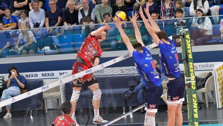 Volley, Superlega: Trento prima semifinalista, Milano porta Perugia a gara 5