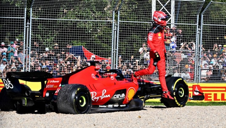 Leclerc scende dalla Ferrari dopo il ritiro in Australia