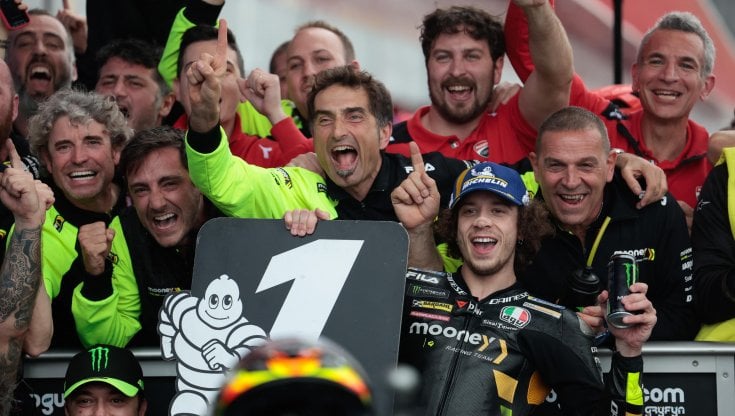 Marco Bezzecchi festeggia col padre Vito, Matteo Flamigni e il team Mooney Vr46