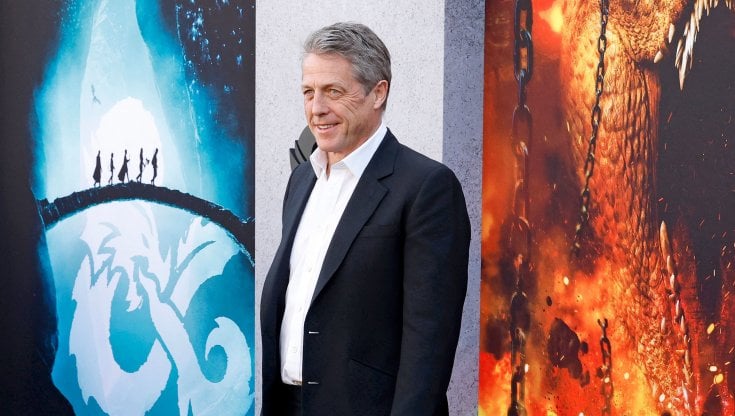 Hugh Grant, stop ai cellulari sul set di Tarantino: "Un tempo, dopo aver finito, ci si ubriacava e innamorava. Ora..."