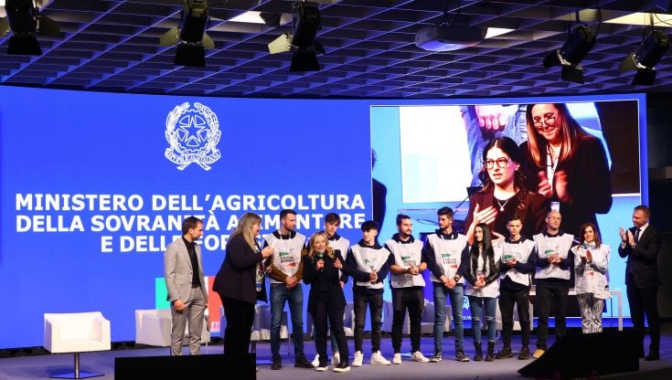 La premier Giorgia Meloni premia gli studenti degli Istituti Agrari al Vinitaly