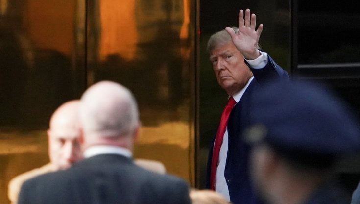 Trump sbarca a New York, sfida prima del processo: “Prendete Biden, non me”