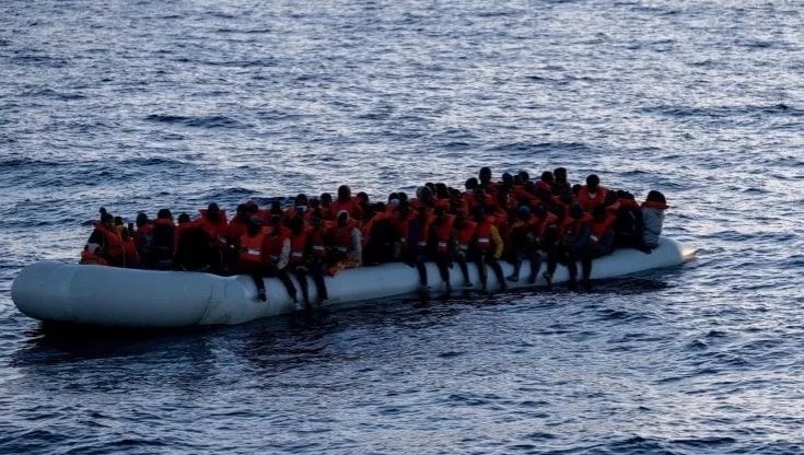 Migranti su un gommone in una foto d'archivio