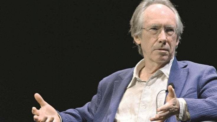 Lo scrittore inglese Ian McEwan, 74 anni