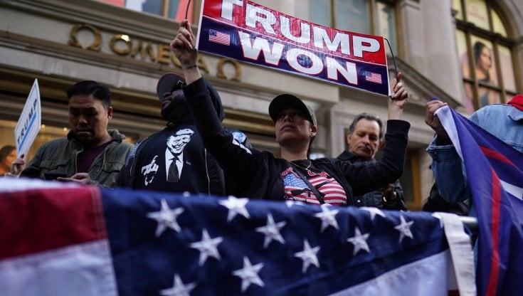 Supporter di Donald Trump davanti alla Trump Tower a New York