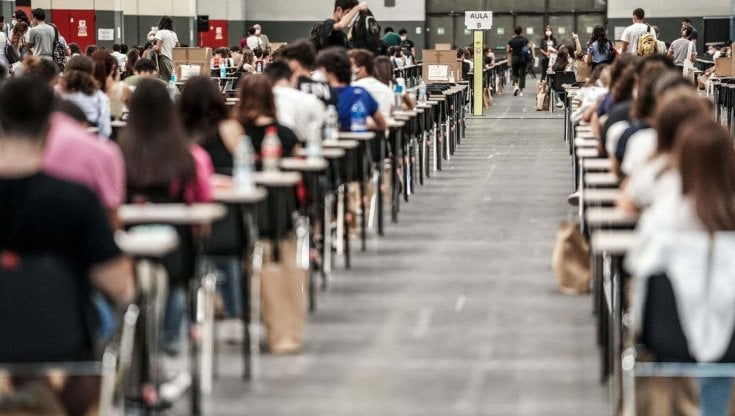 Studenti alle prove con i test in una foto d'archivio