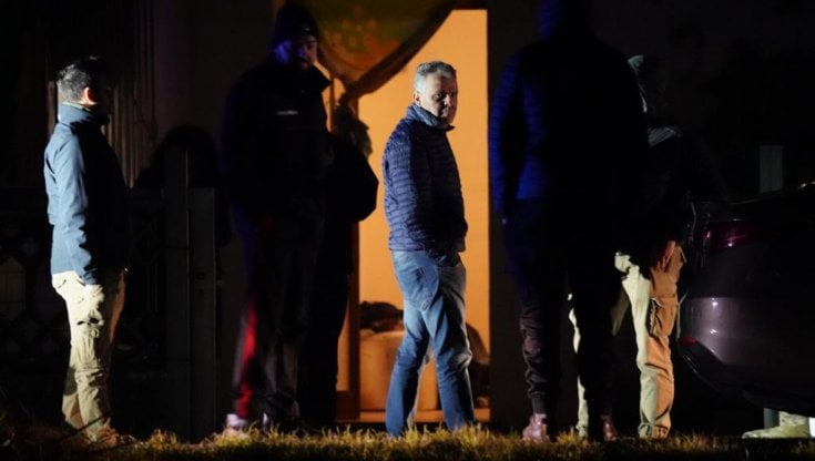 Le forze dell'ordine al lavoro nei pressi dell'abitazione in cui la 32enne di origine marocchina Rkia Hannaoui &egrave; stata uccisa con un colpo di pistola alla testa
