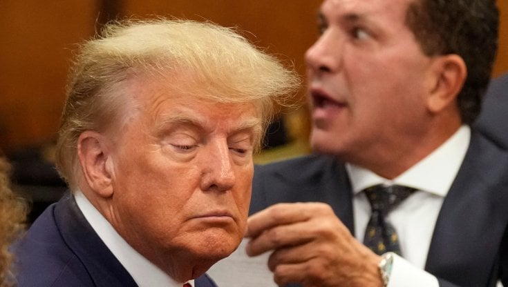 Donald Trump ieri in aula con l'avvocato Joe Tacopina