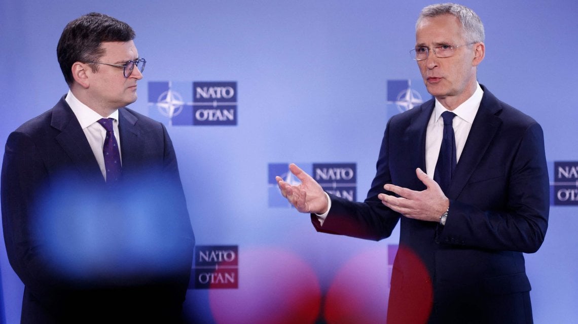 Il segretario generale della Nato Jens Stoltenberg e il il ministro degli Esteri ucraino Dmytro Kuleba