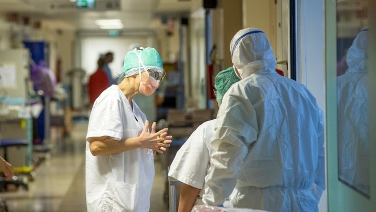 Lite sui vaccini e accuse al governo Conte II. Salta il voto sulla commissione d’inchiesta sul Covid