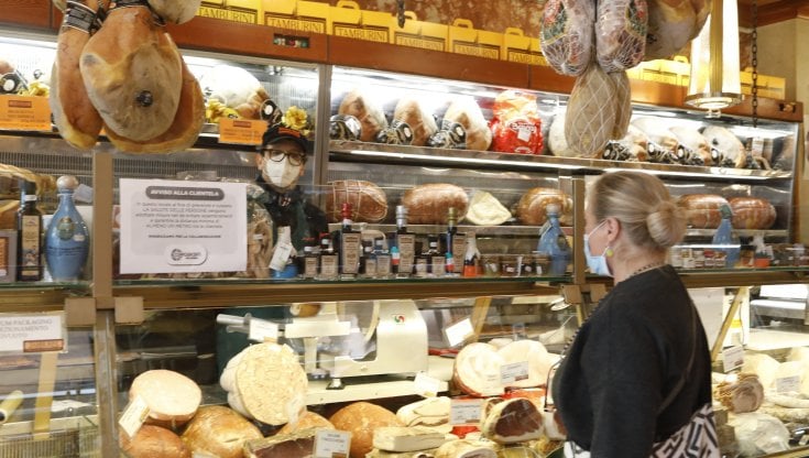 Istat, la corsa dell'inflazione "brucia" il potere di acquisto delle famiglie: -3,7% a fine 2022