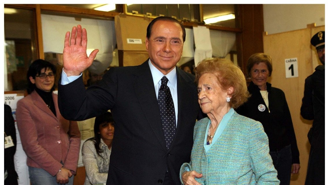 Una foto del 2006 che ritrae Berlusconi con sua madre Rosa