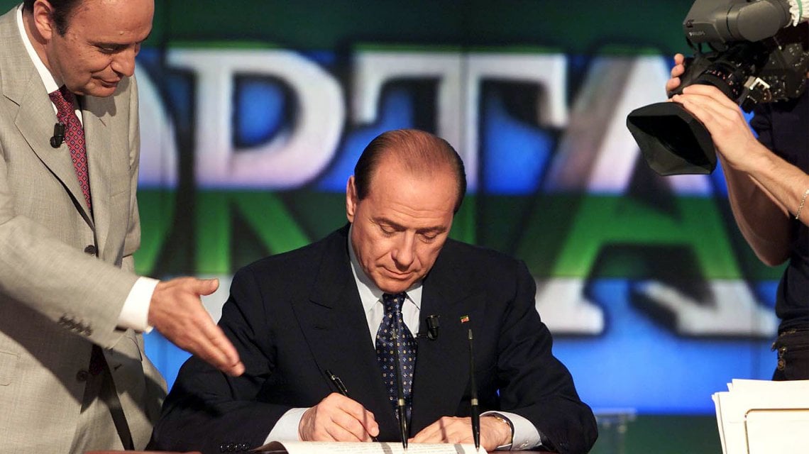Silvio Berlusconi nel 2001 firma il "Contratto con gli italiani" nel programma di Bruno Vespa