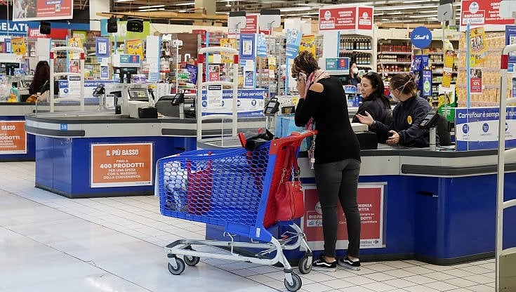 Inflazione e salari fermi: il crollo dei consumi incubo sulla crescita
