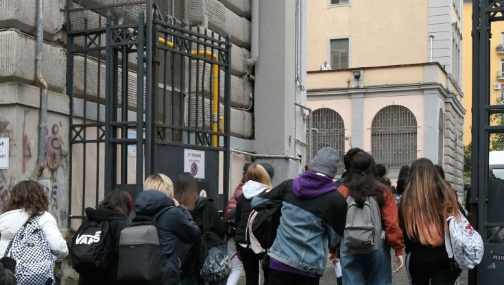 Studenti davanti al liceo statale Gian Battista Vico di Napoli
