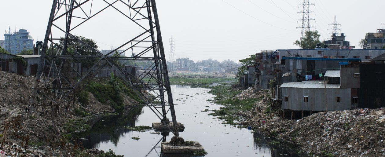 Un tratto del Buriganga, a Sud-Ovest di Dacca.&nbsp;L&rsquo;inquinamento&nbsp;lo ha trasformato&nbsp;in un corso d&rsquo;acqua biologicamente morto (Foto di Chiara Nardinocchi)