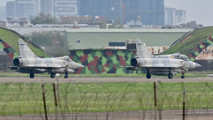 Taiwan, un jet e 3 navi militari cinesi intorno all'isola