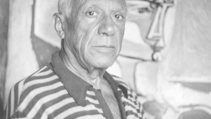 Pablo Picasso (1881-1973) di fronte a uno dei suoi dipinti nella casa di Cannes