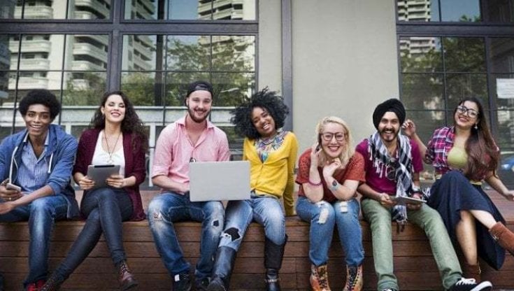 Uk, un venerdì di lavoro  "cortissimo" per convincere la Generazione Z