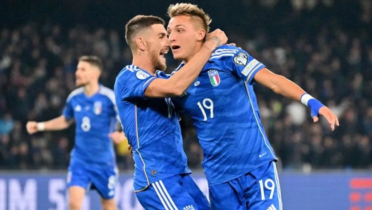 Retegui abbracciato da Pellegrini dopo il gol all'Inghilterra