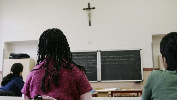 Oristano, preghiera e rosario in classe: maestra sospesa per venti giorni