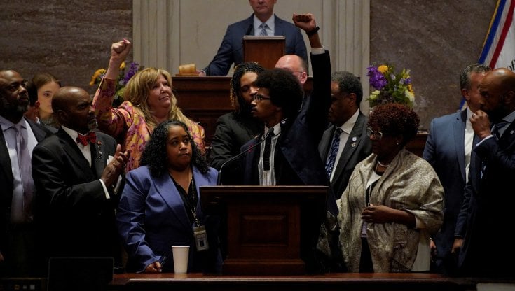Justin Pearson, uno dei due deputati espulsi, nell'aula di Nashville, Tennessee