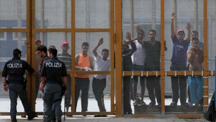 Chiusi in gabbia e storditi con gli psicofarmaci: l'inferno dei migranti nei Centri per il rimpatrio