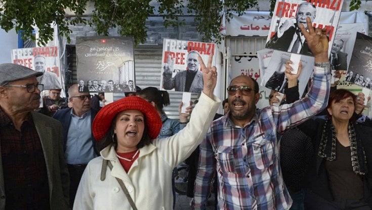 Tunisi, una protesta contro il presidente Saied per chiedere la liberazione dei prigionieri politici