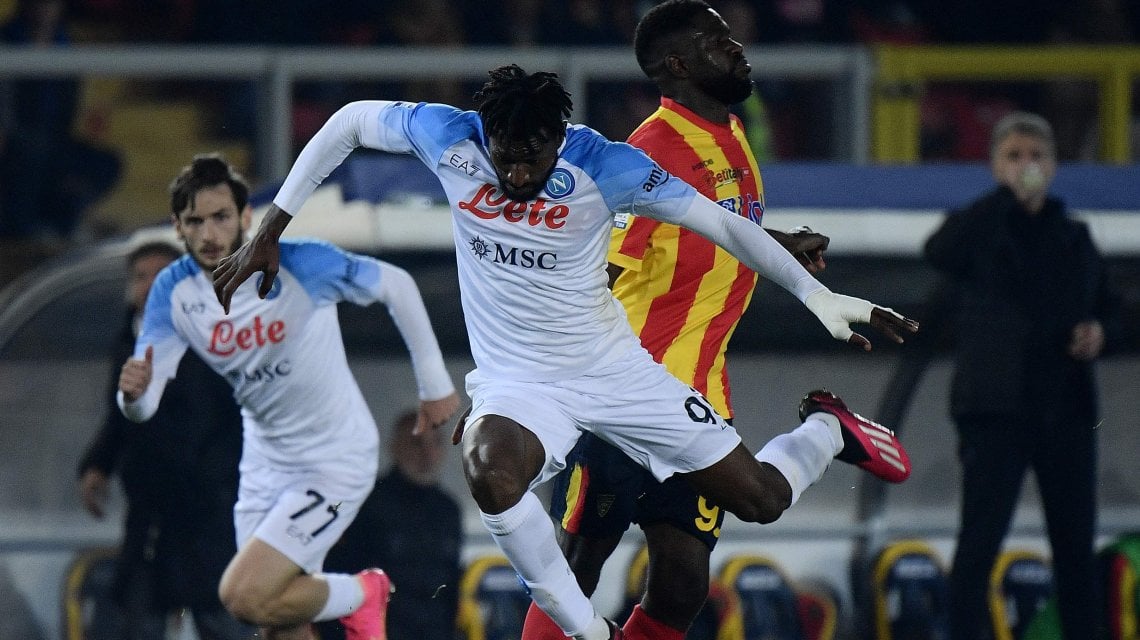 Un contrasto tra Umtiti e Andre Zambo Anguissa del Napoli
