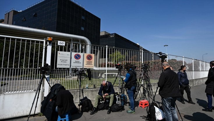 I giornalisti fuori dall'ospedale San Raffaele di Milano