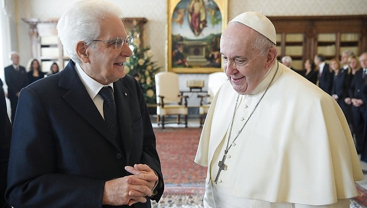 Gli auguri di Mattarella al Papa: i suoi appelli alla concordia tra i popoli richiamano chi governa al dialogo