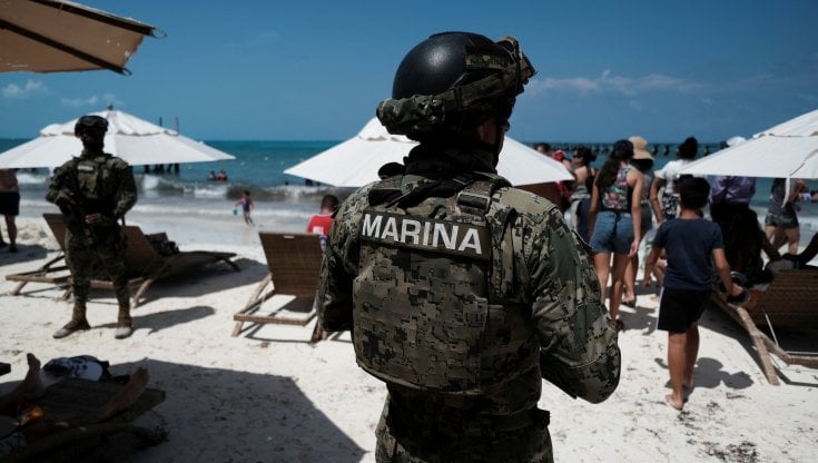 Esercito in spiaggia a Cancun, in Messico