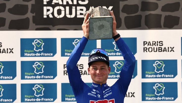 Mathieu Van Der Poel festeggia sul podio la vittoria della Roubaix