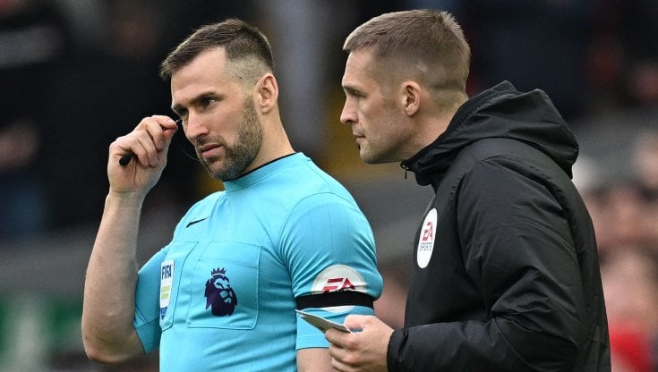 Il quarto uomo Craig Pawson parla con il guardalinee Constantine Hatzidakis durante Liverpool-Arsenal