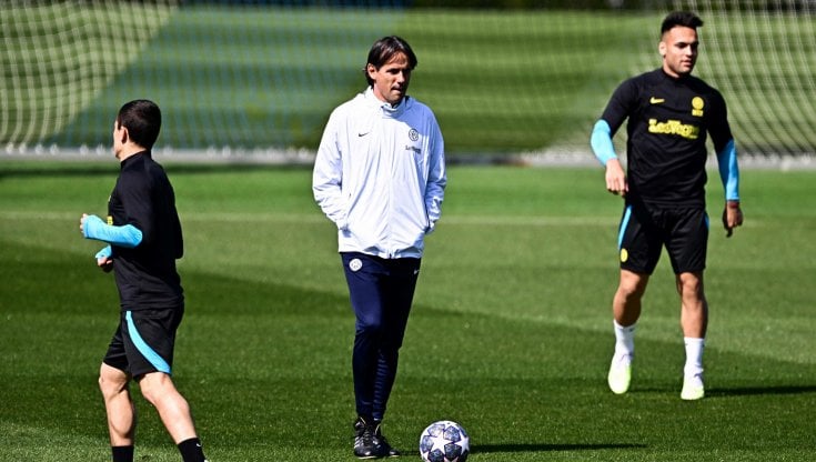 Simone Inzaghi durante l'ultimo allenamento prima della partenza per il Portogallo