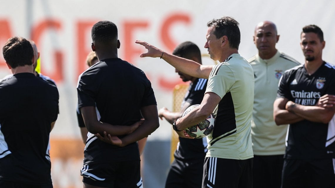 Il tecnico del Benfica Roger Schmidt parla con i giocatori