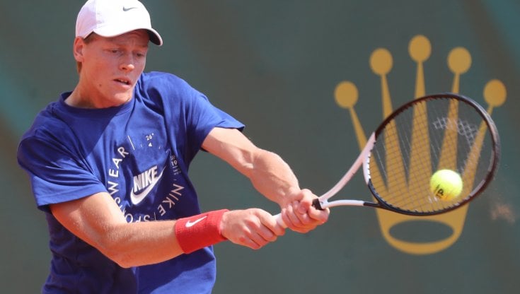 Jannik Sinner in allenamento sui campi di Montecarlo