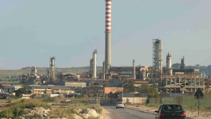 Via libera alla vendita della raffineria di Priolo. Ma il petrolio sarà tracciato